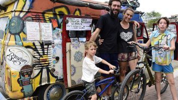 Recorren america en una Kombi