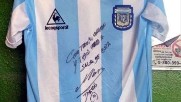Subastan camiseta de Diego Maradona